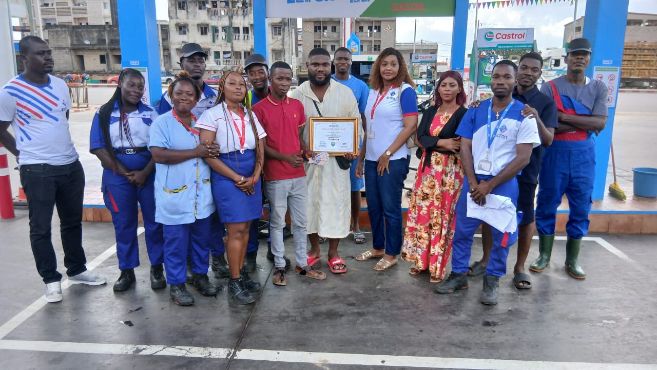 Remise de diplômes aux employés du mois